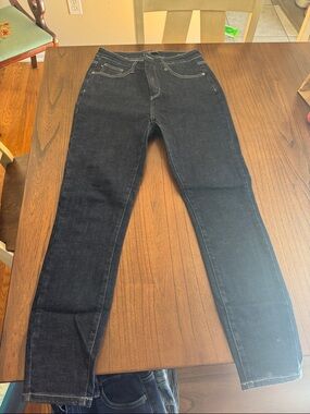 Judy Blue Black Skinny Jeans with Subtle Contrast Stitching